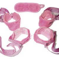 KIT BONDAGEM EM PELÚCIA COM TAPA OLHOS
